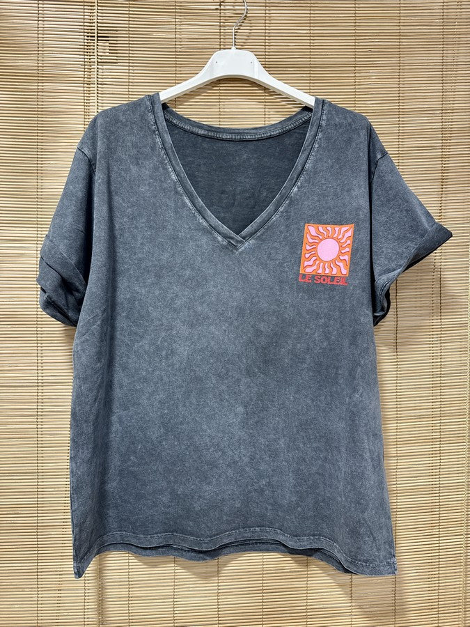 T-shirt col V anthracite LE SOLEIL rouge