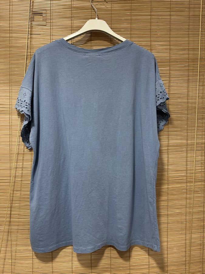T-shirt col V manches broderies anglaise bleu jean