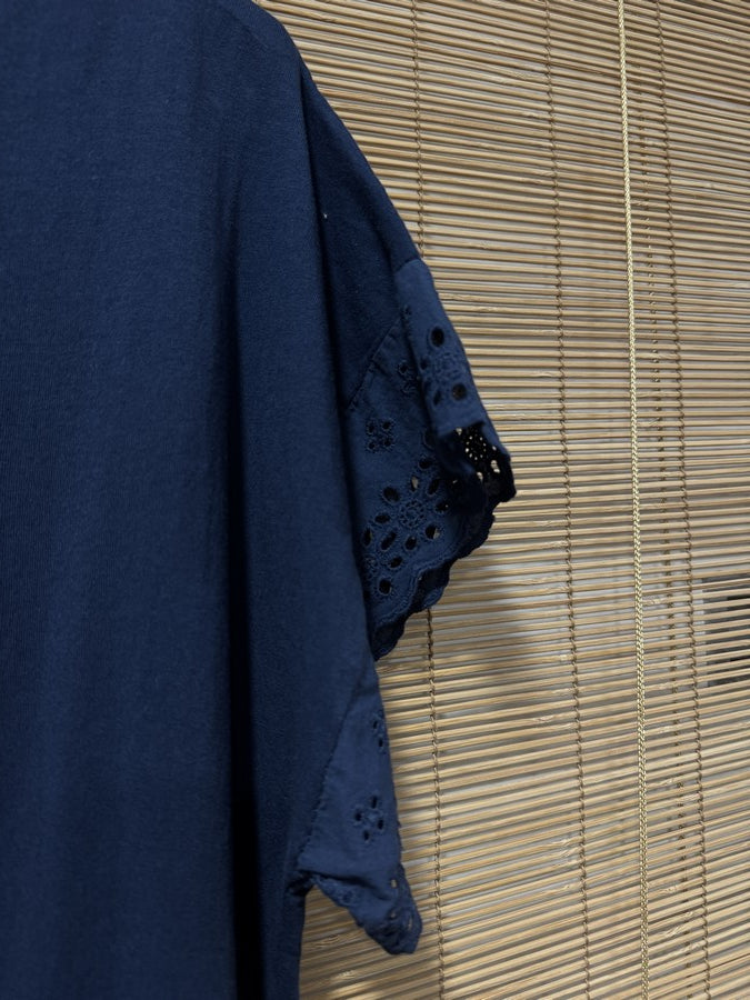 T-shirt col V manches broderies anglaise bleu marine