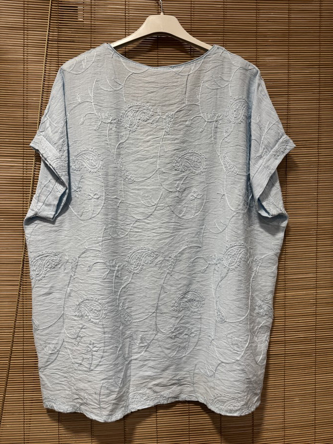 Blouse effet soie brodée bleu ciel