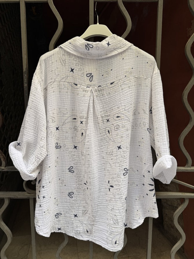 Chemise gaze de coton blanche arabesques bleu marine