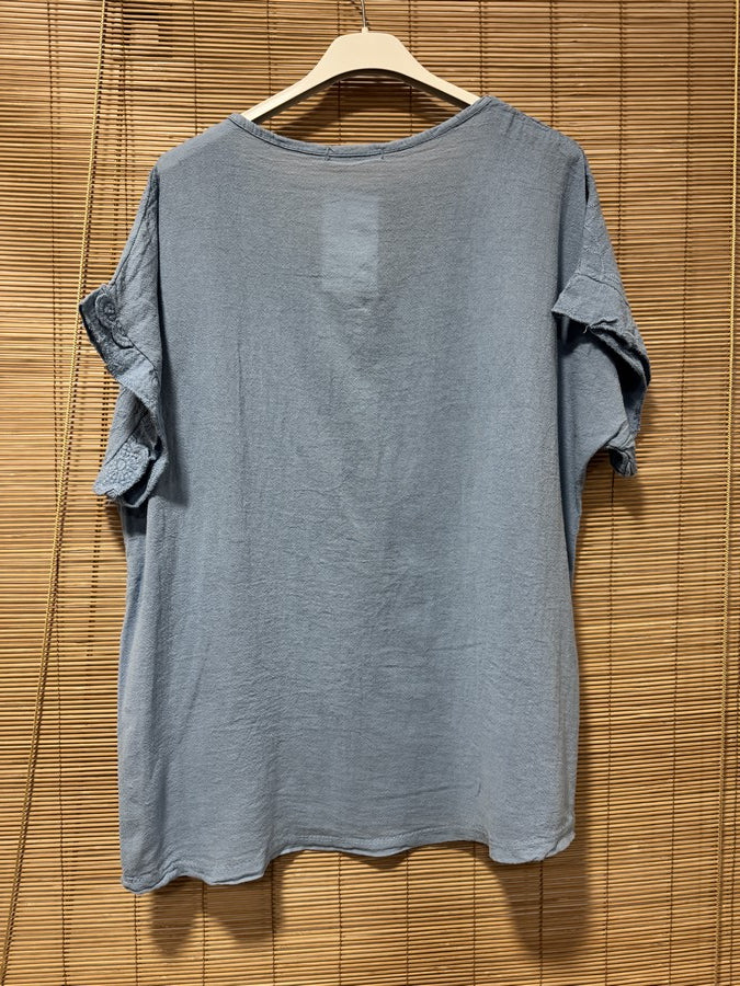 T-shirt col V fleurs brodées bleu jean