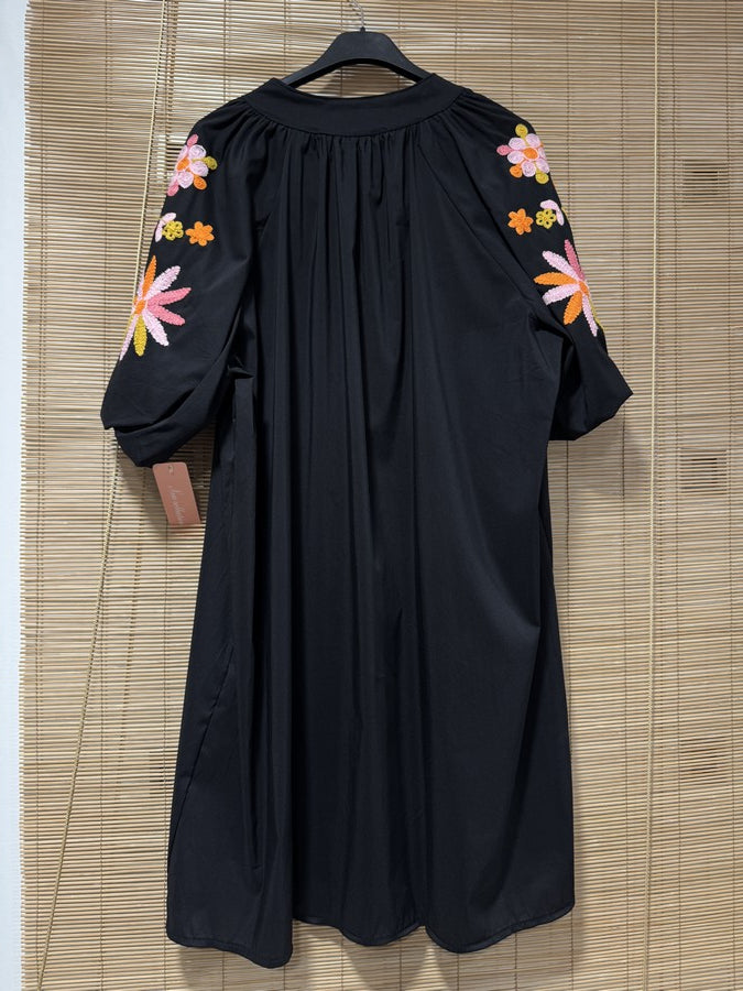 Robe manches brodées noire