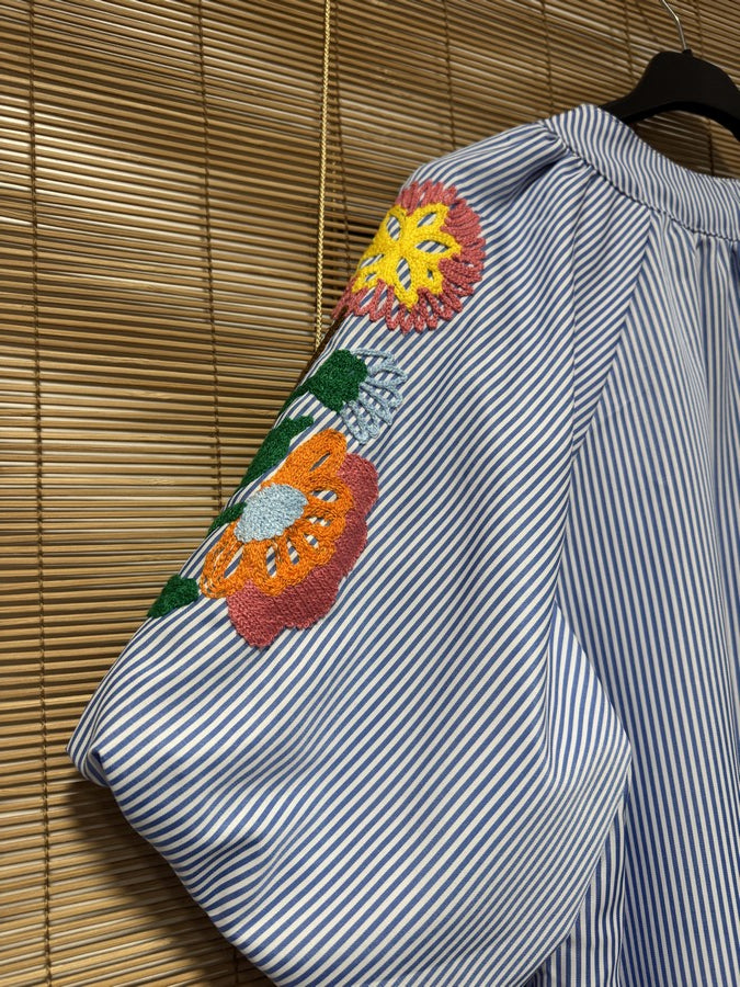 Robe manches brodées rayée bleu ciel
