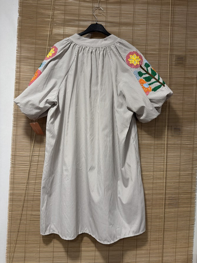 Robe manches brodées rayée beige