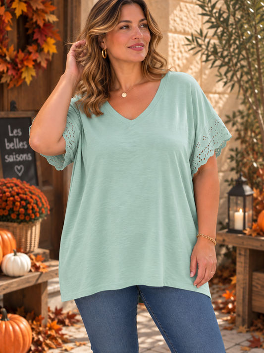 T-shirt col V manches broderies anglaise turquoise