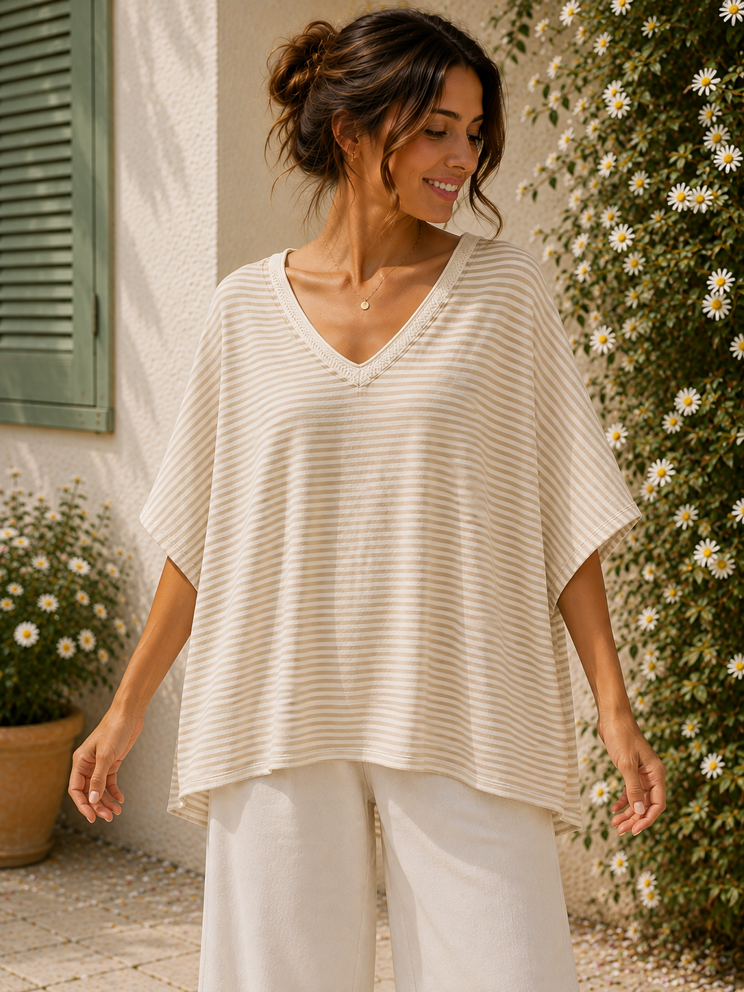 T-shirt col V rayé beige