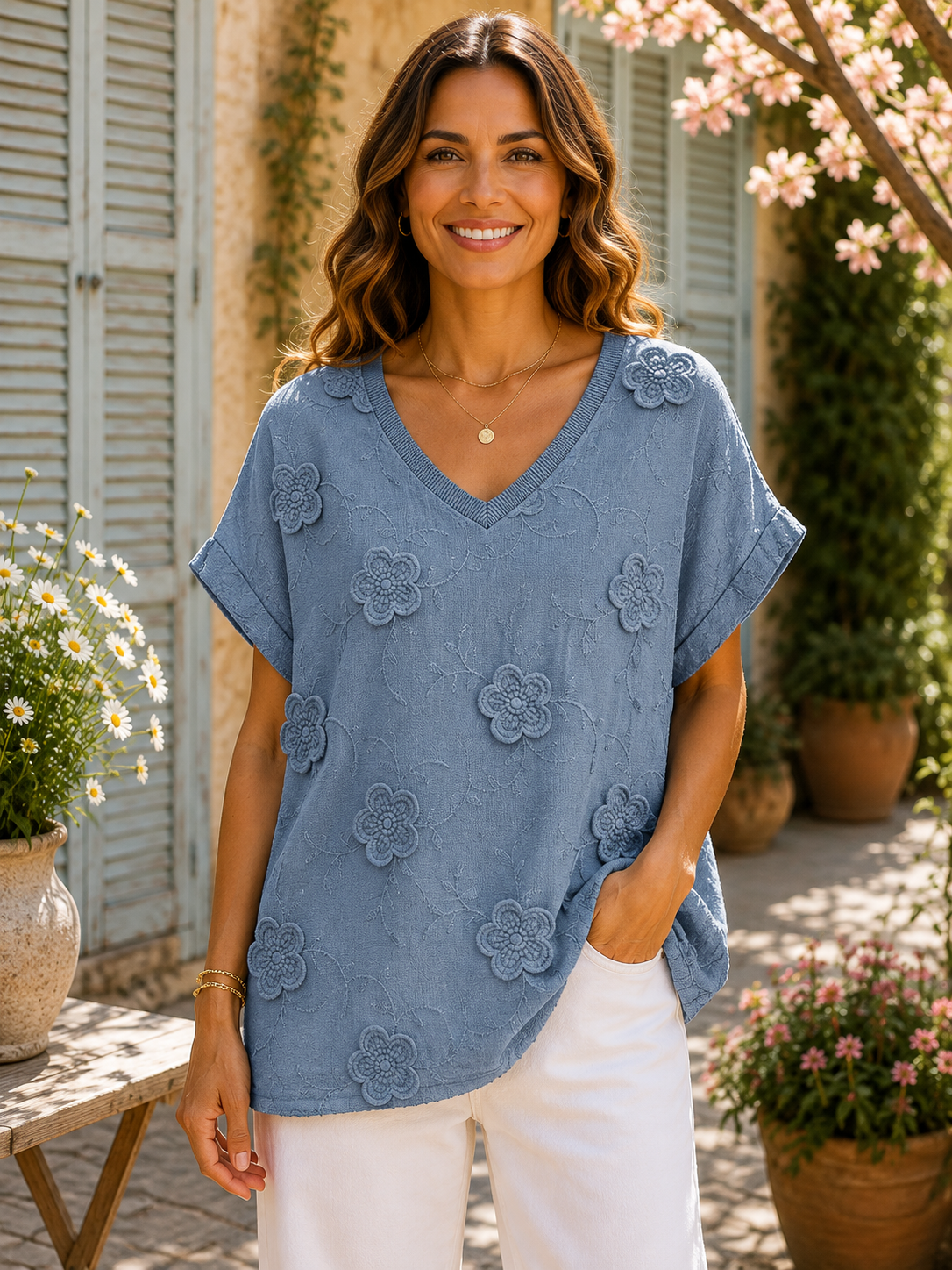T-shirt col V fleurs brodées bleu jean