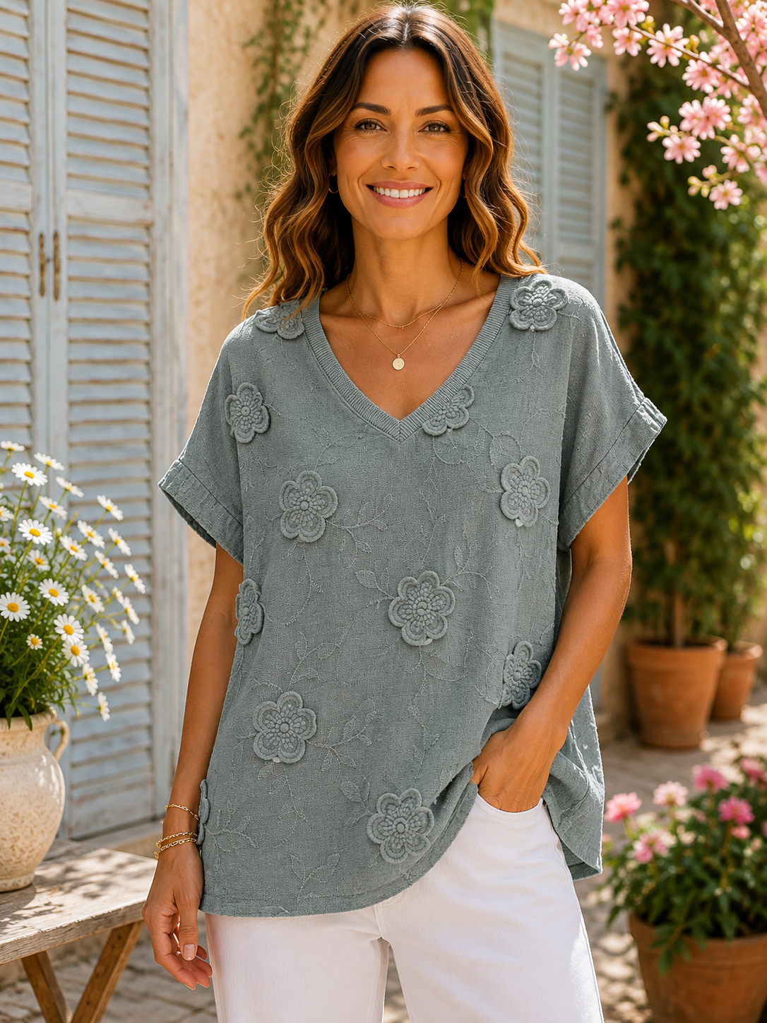 T-shirt col V fleurs brodées vert d'eau