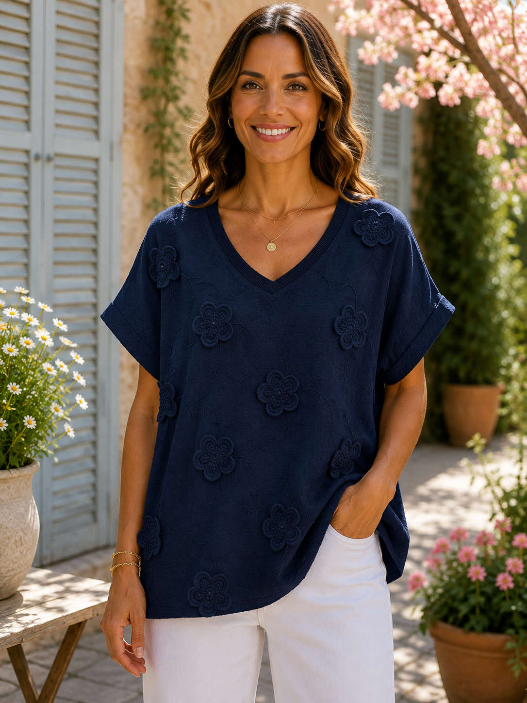 T-shirt col V fleurs brodées bleu marine
