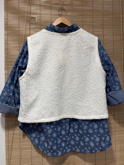 Gilet sans manches offwhite bouclettes bleu ciel