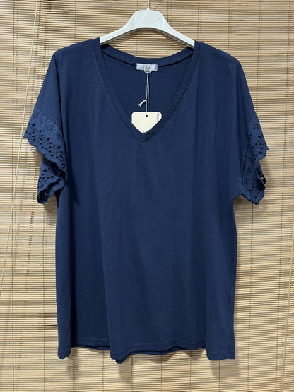 T-shirt col V manches broderies anglaise bleu marine