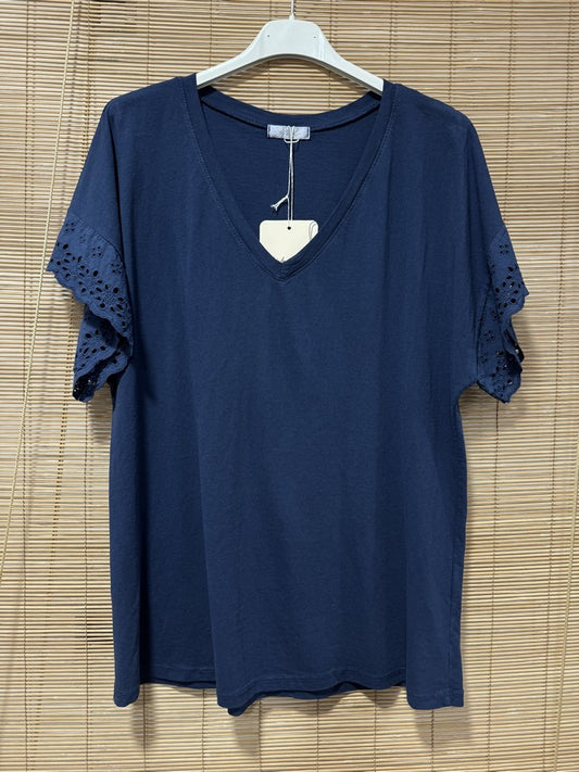 T-shirt col V manches broderies anglaise bleu marine