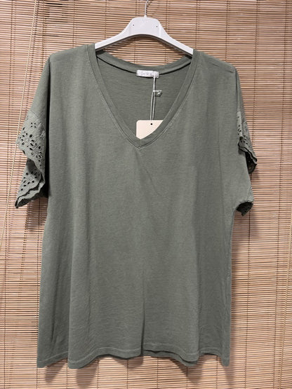 T-shirt col V manches broderies anglaise kaki
