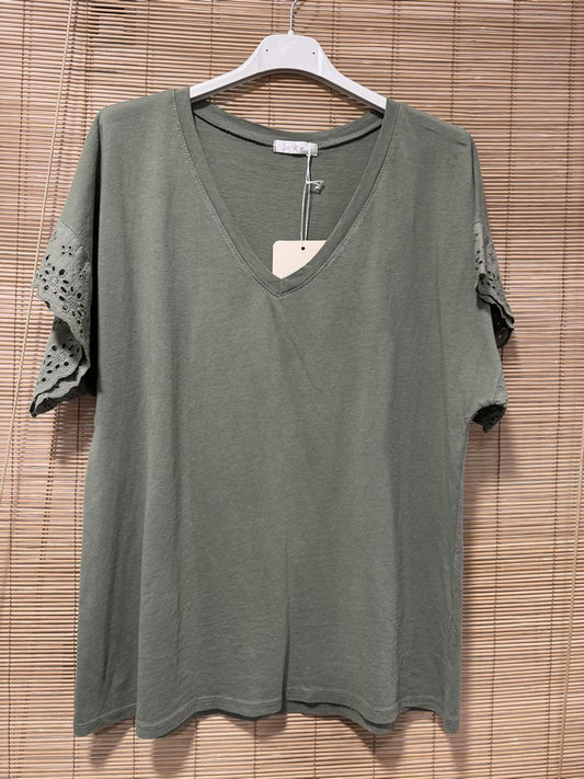 T-shirt col V manches broderies anglaise kaki