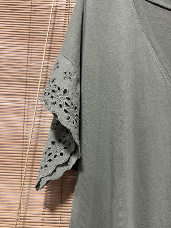 T-shirt col V manches broderies anglaise kaki