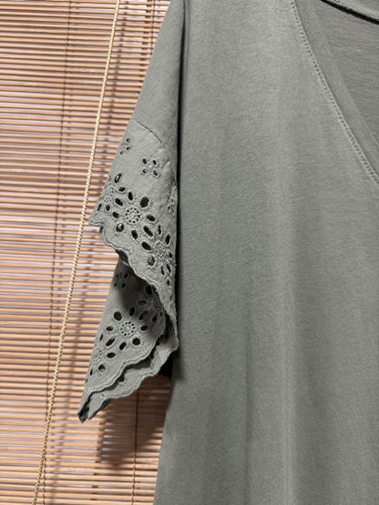 T-shirt col V manches broderies anglaise kaki