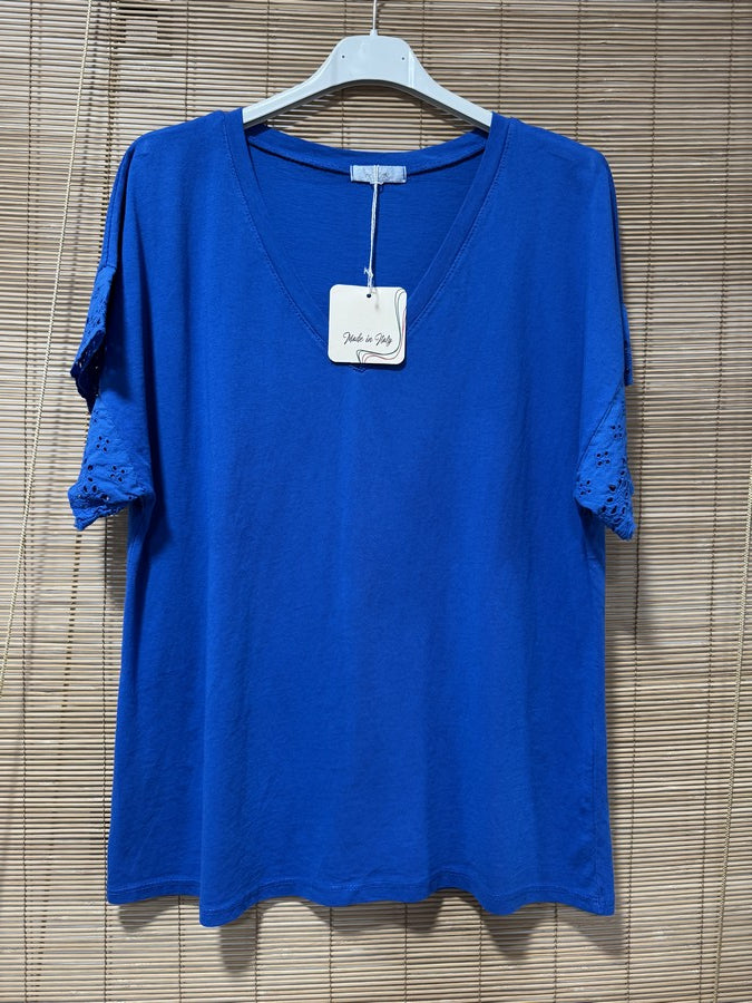T-shirt col V manches broderies anglaise bleu roi