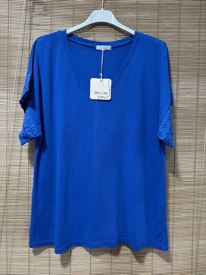 T-shirt col V manches broderies anglaise bleu roi