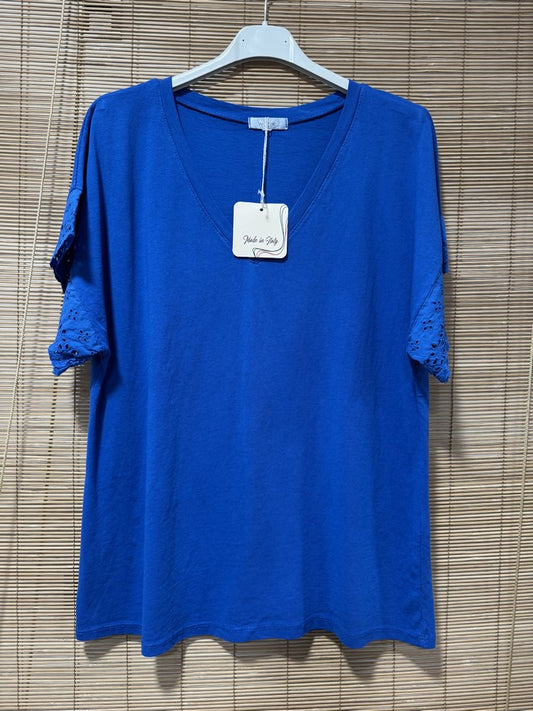 T-shirt col V manches broderies anglaise bleu roi