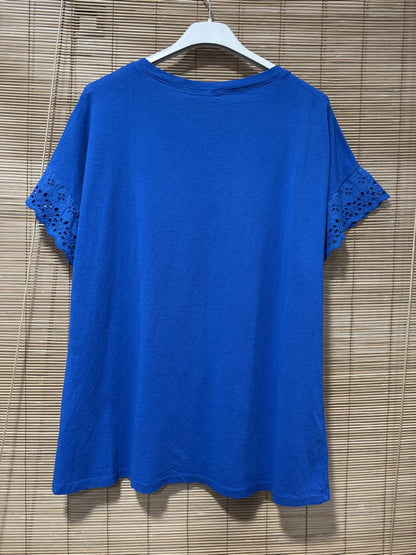 T-shirt col V manches broderies anglaise bleu roi