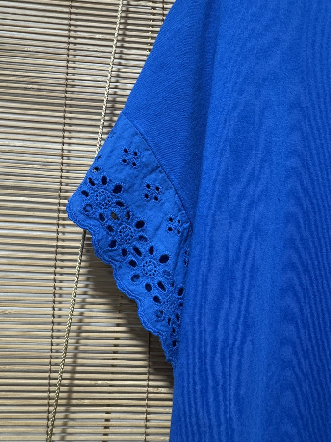 T-shirt col V manches broderies anglaise bleu roi