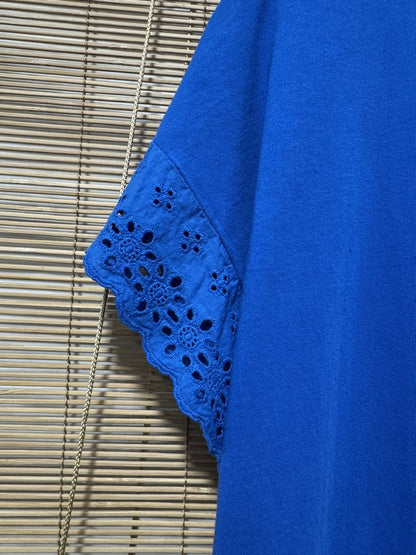 T-shirt col V manches broderies anglaise bleu roi