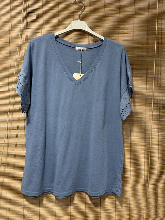 T-shirt col V manches broderies anglaise bleu jean