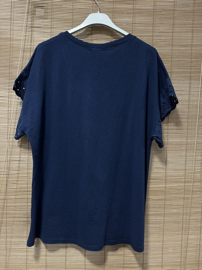T-shirt col V manches broderies anglaise bleu marine