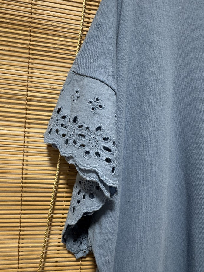T-shirt col V manches broderies anglaise bleu jean