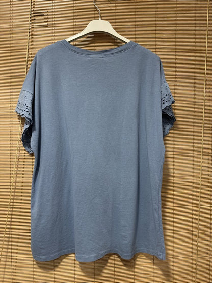 T-shirt col V manches broderies anglaise bleu jean