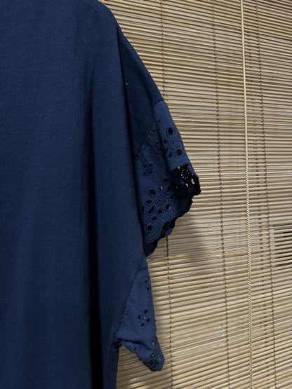 T-shirt col V manches broderies anglaise bleu marine
