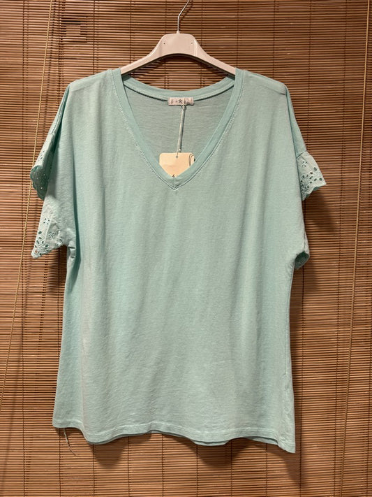 T-shirt col V manches broderies anglaise turquoise