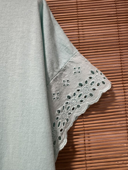 T-shirt col V manches broderies anglaise turquoise