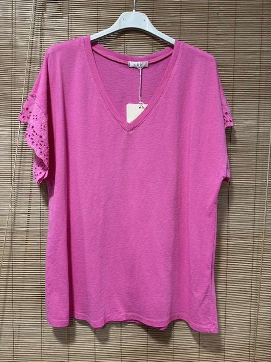 T-shirt col V manches broderies anglaise rose