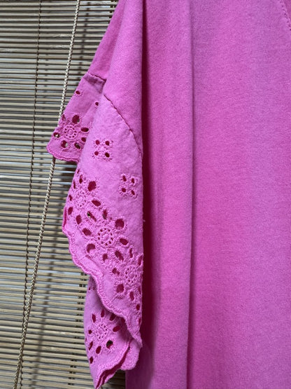 T-shirt col V manches broderies anglaise rose