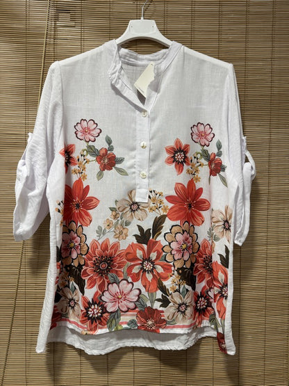 Blouse fleurie blanche et rouge