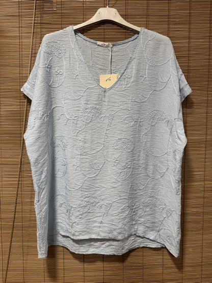 Blouse effet soie brodée bleu ciel