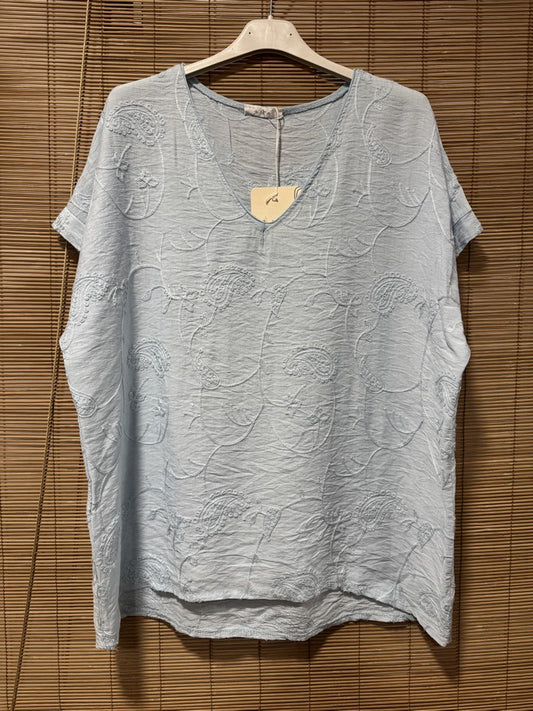 Blouse effet soie brodée bleu ciel