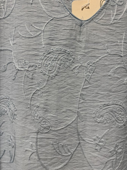 Blouse effet soie brodée bleu ciel