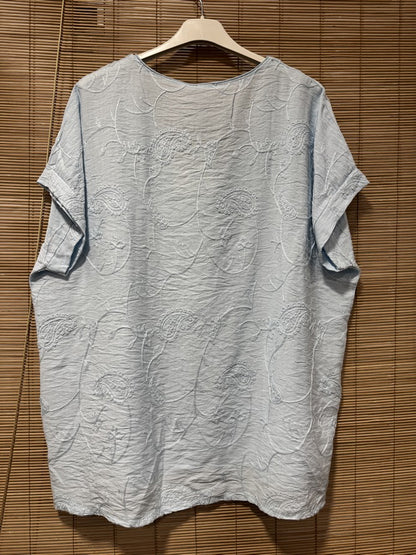 Blouse effet soie brodée bleu ciel
