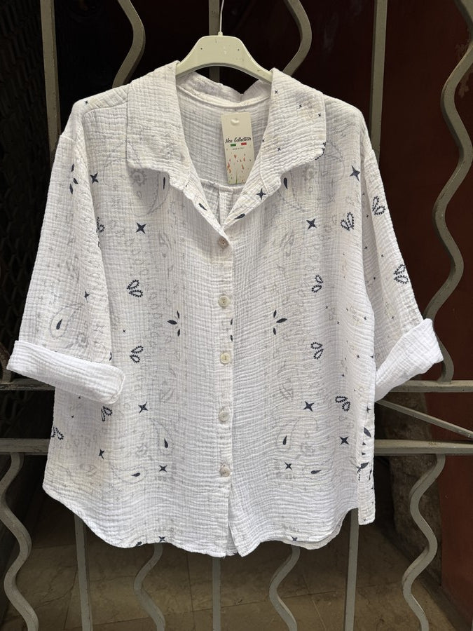 Chemise gaze de coton blanche arabesques bleu marine