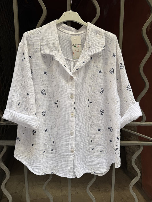 Chemise gaze de coton blanche arabesques bleu marine