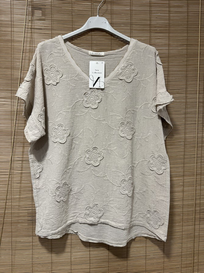 T-shirt col V fleurs brodées sable