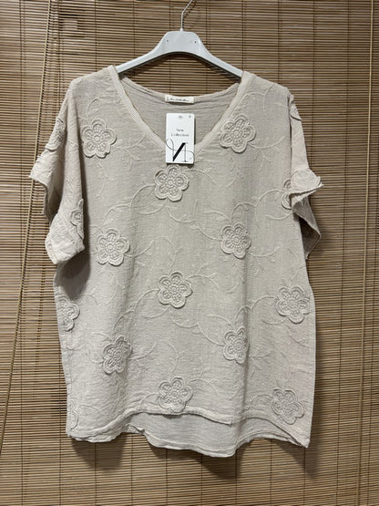 T-shirt col V fleurs brodées sable