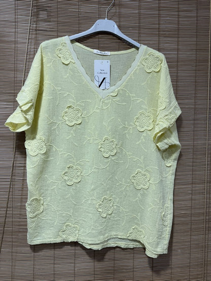 T-shirt col V fleurs brodées jaune