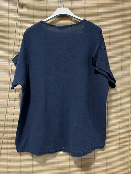 T-shirt col V fleurs brodées bleu marine