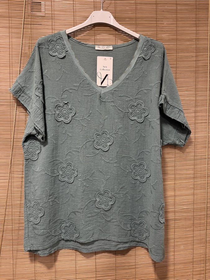 T-shirt col V fleurs brodées vert d'eau
