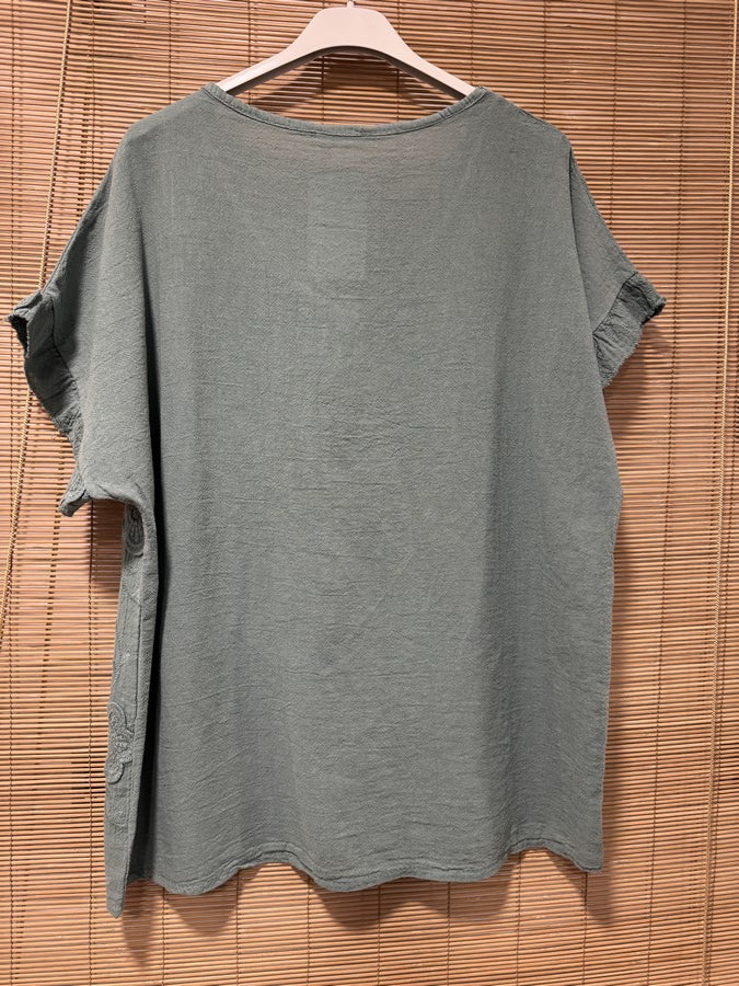 T-shirt col V fleurs brodées vert d'eau