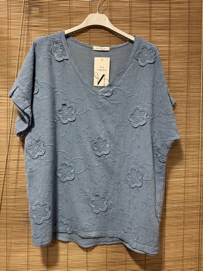 T-shirt col V fleurs brodées bleu jean